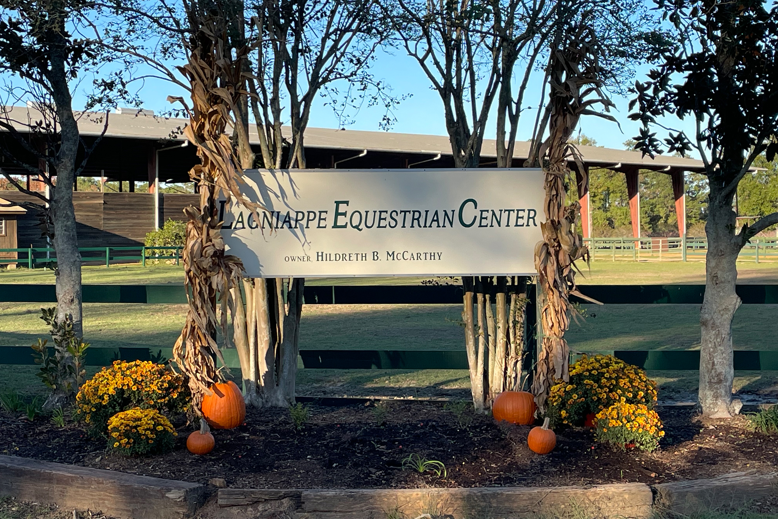 A sign that says the horse and rider 's equestrian center.